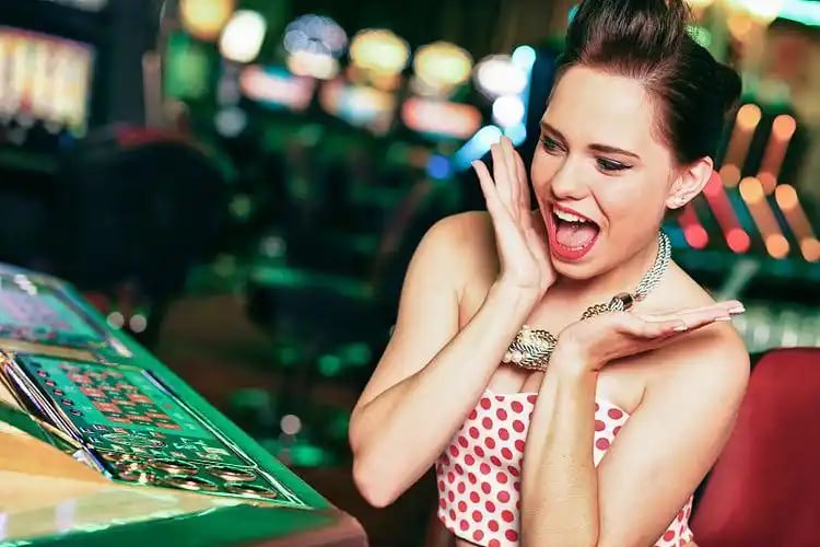 CUN88 slot klasik tiga gulungan bergaya retro dengan simbol buah dan bintang